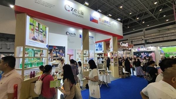 觀展者在各國(guó)展臺(tái)采購(gòu)、咨詢(xún)。人民網(wǎng)記者 李彤?dāng)z