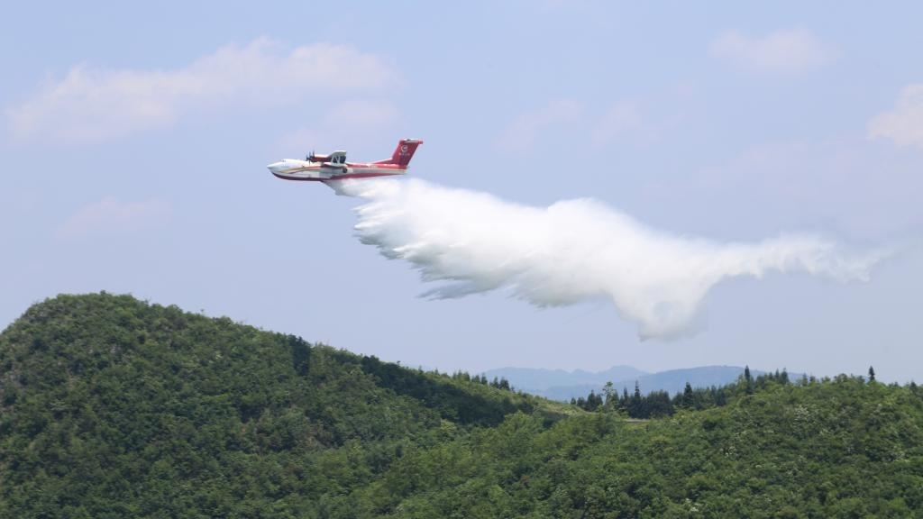 AG600飛機(jī)在四川西昌開展典型滅火場景驗(yàn)證試飛科目（2023年6月攝）。新華社發(fā)（中國航空工業(yè)集團(tuán)供圖）