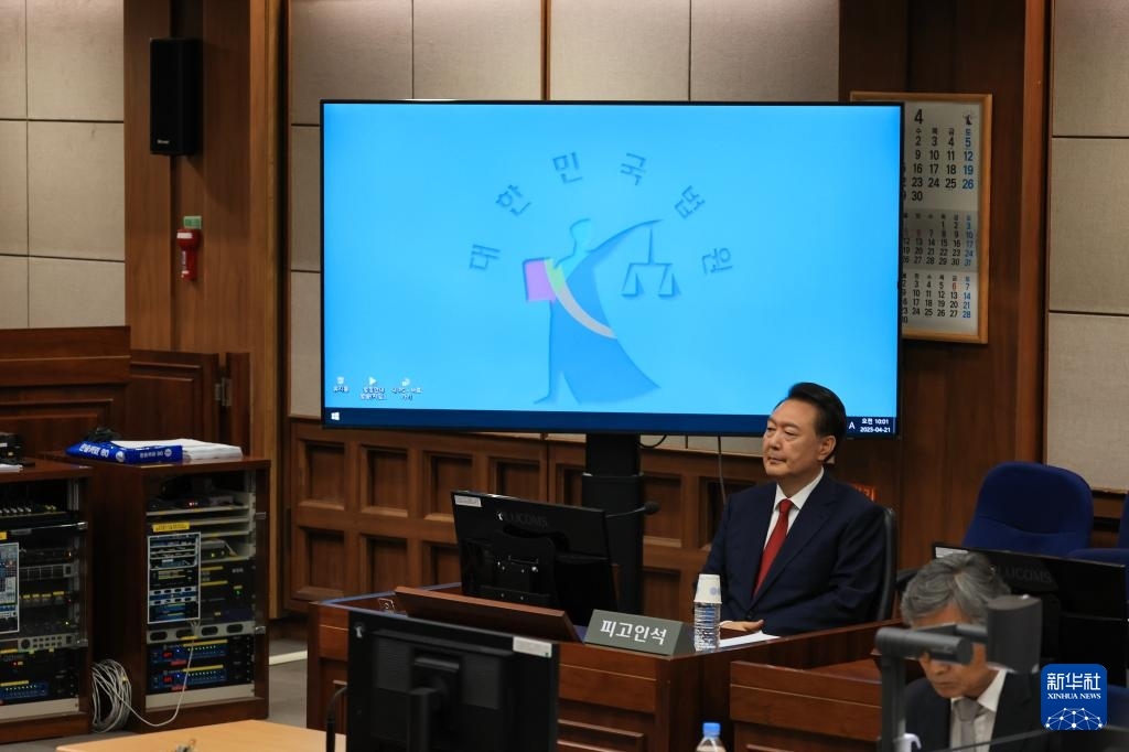 4月21日，尹錫悅在韓國首爾中央地方法院出席庭審。新華社/紐西斯通訊社