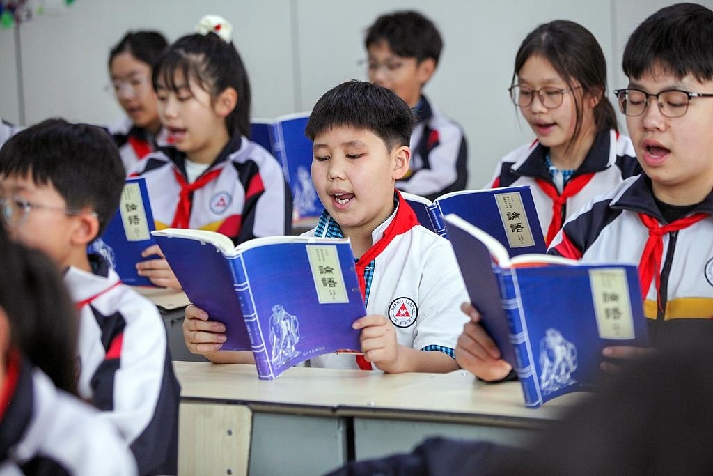 △2025年4月21日，河南焦作，學(xué)生們?cè)谡b讀《論語(yǔ)》。