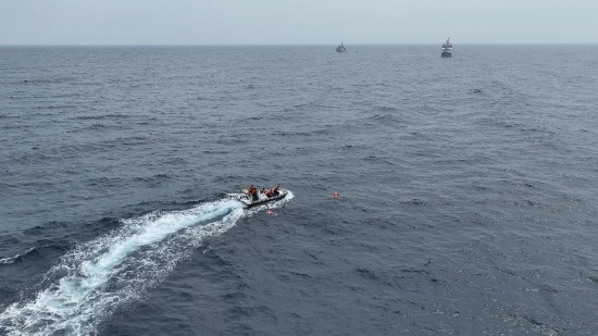 4月23日，中越海警開展海上聯(lián)合搜救演練，模擬營救落水人員。（中國海警供圖）