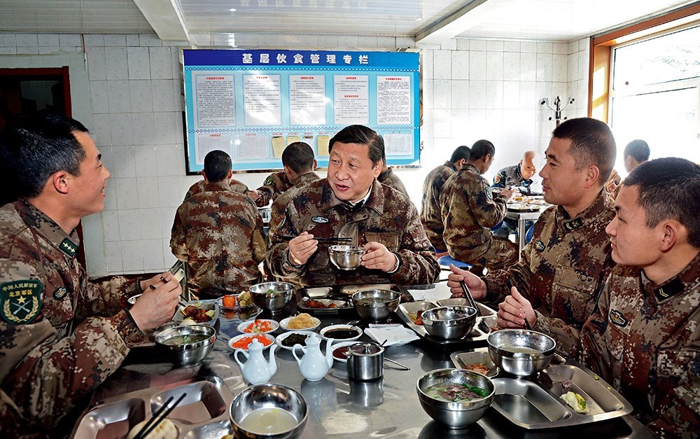 2014年1月26日，習(xí)近平主席專程來到內(nèi)蒙古軍區(qū)邊防某部，親切看望慰問戍邊官兵。這是在連隊食堂，習(xí)近平主席同戰(zhàn)士們一起用餐。