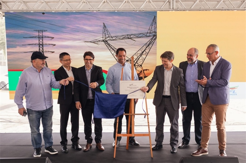 CPFL公司執(zhí)行副總裁弗拉維奧·恩里克·里貝羅（中）、CPFL輸電公司總裁李甫（左二）、南里奧格蘭德州州議員阿洛伊西奧·克拉斯曼（左一）、州長代表豪爾赫·波佐邦（右一）等出席投運(yùn)儀式。 中國國家電網(wǎng)巴西電力CPFL公司供圖