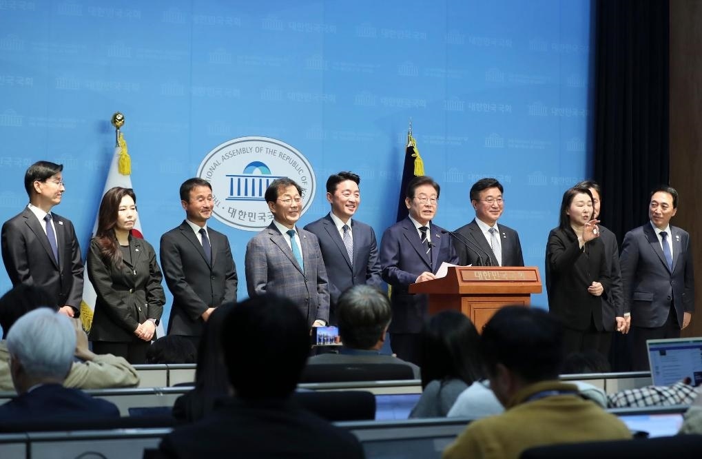 4月11日，李在明在韓國首爾舉行的新聞發(fā)布會上介紹他的總統(tǒng)競選團隊。新華社記者姚琪琳攝