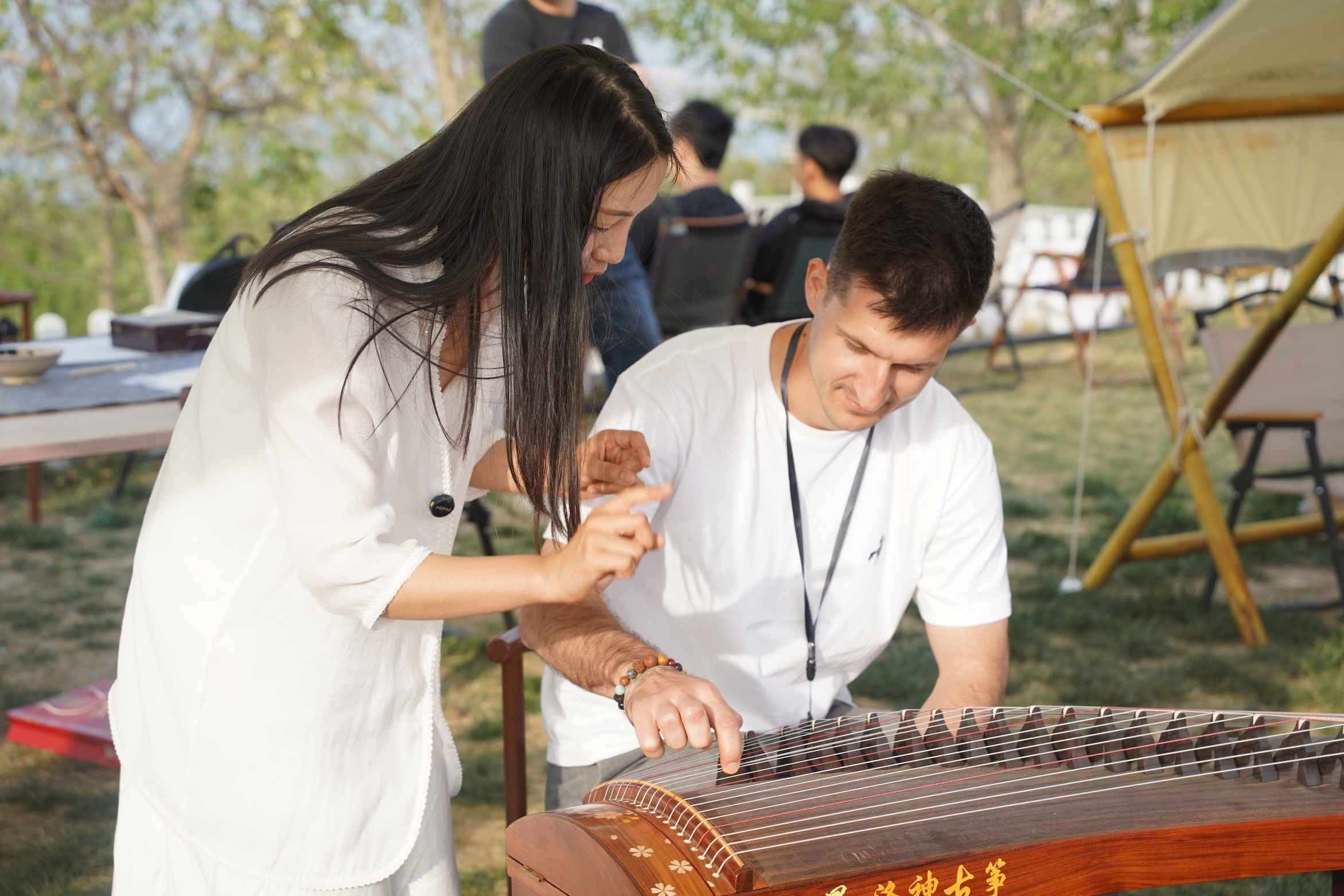 外媒體記者古箏體驗(yàn)。主辦方供圖