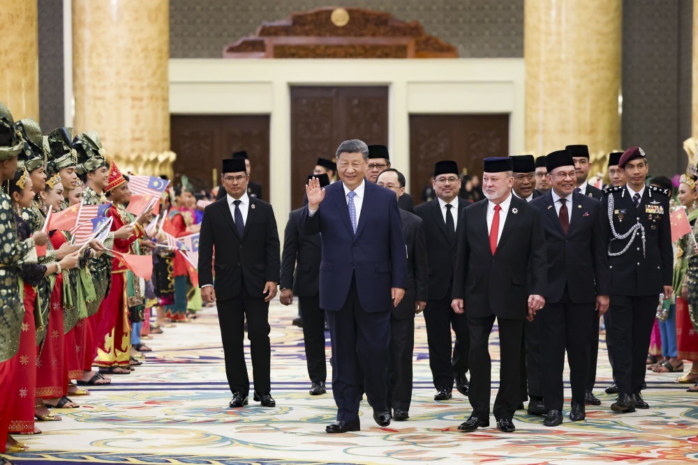 4月16日上午，馬來西亞最高元首易卜拉欣在馬來西亞國家王宮同中國國家主席習(xí)近平舉行會見。會見后，習(xí)近平出席易卜拉欣舉行的歡迎宴會。這是習(xí)近平向歡迎人群揮手致意。新華社記者 黃敬文 攝