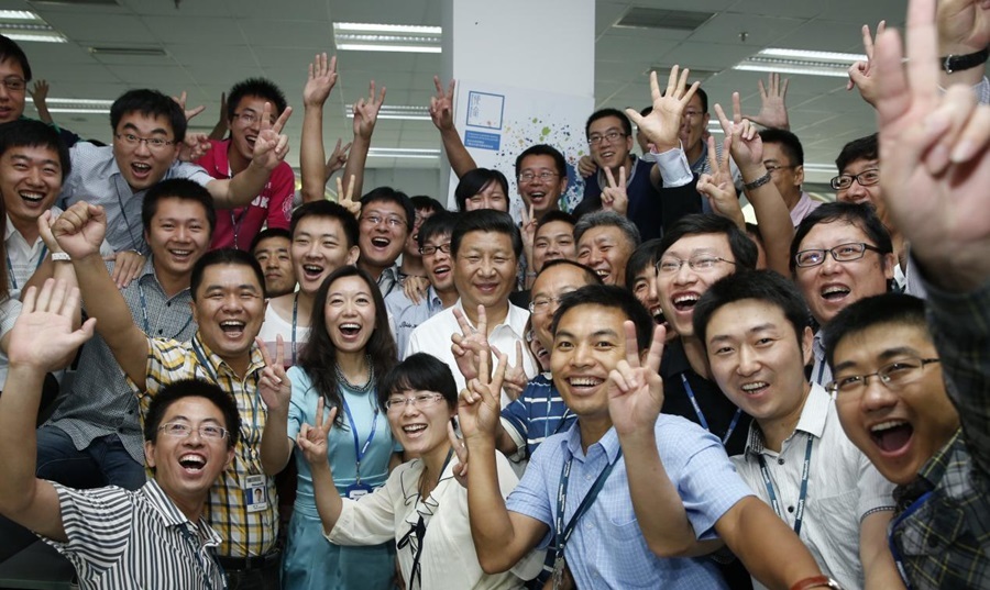 2013年8月29日，習(xí)近平總書記在東軟集團（大連）有限公司同年輕員工親切合影。新華社記者 鞠鵬 攝