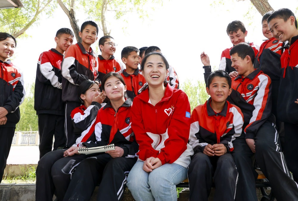 4月23日，在新疆克州阿圖什市哈拉峻鄉(xiāng)謝依特小學，支教教師高淑賢和學生們在一起。