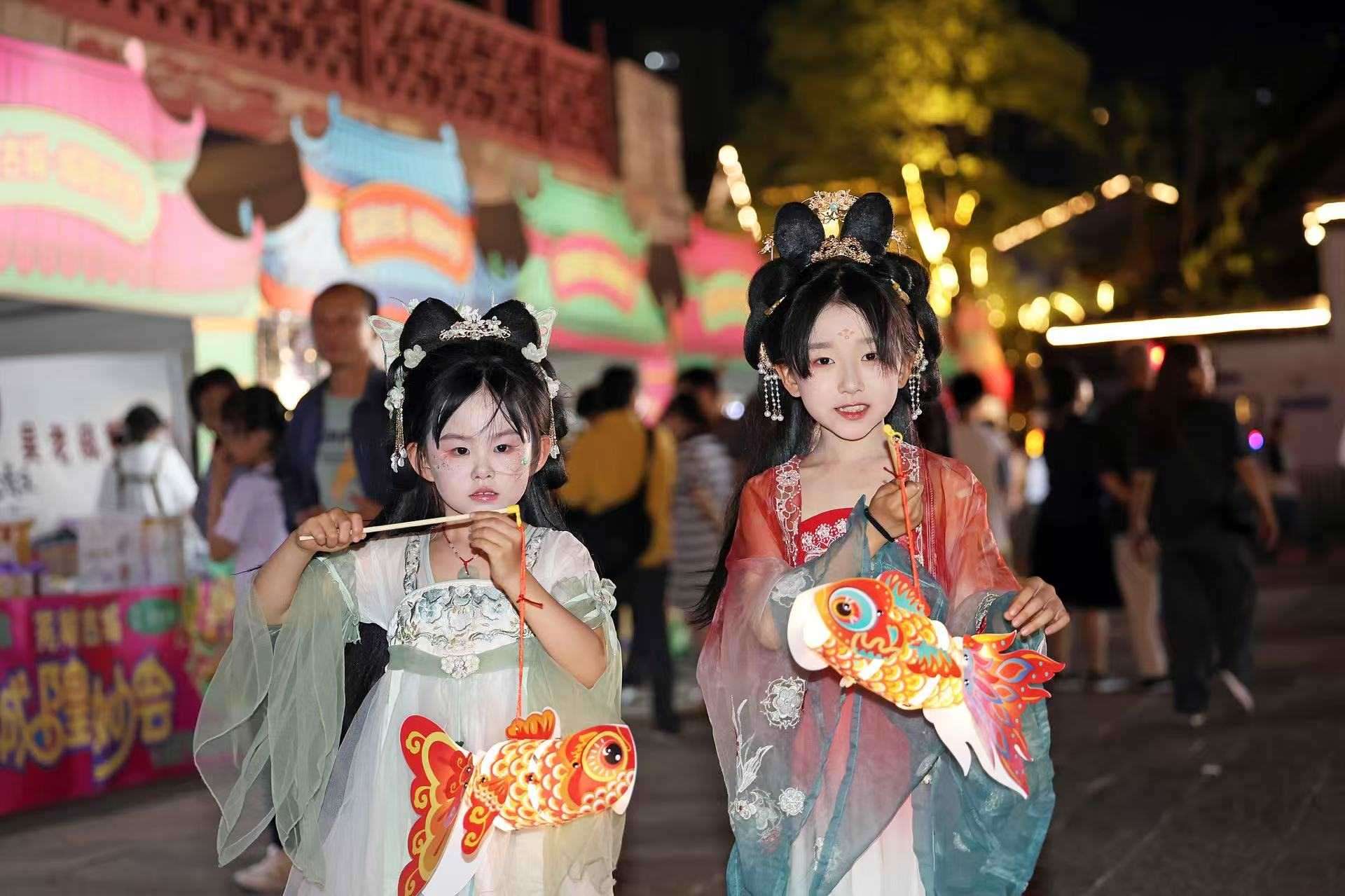 2025年5月2日晚，安徽蕪湖古城，魚燈巡游吸引游人駐足觀看。（圖片來源：視覺中國）