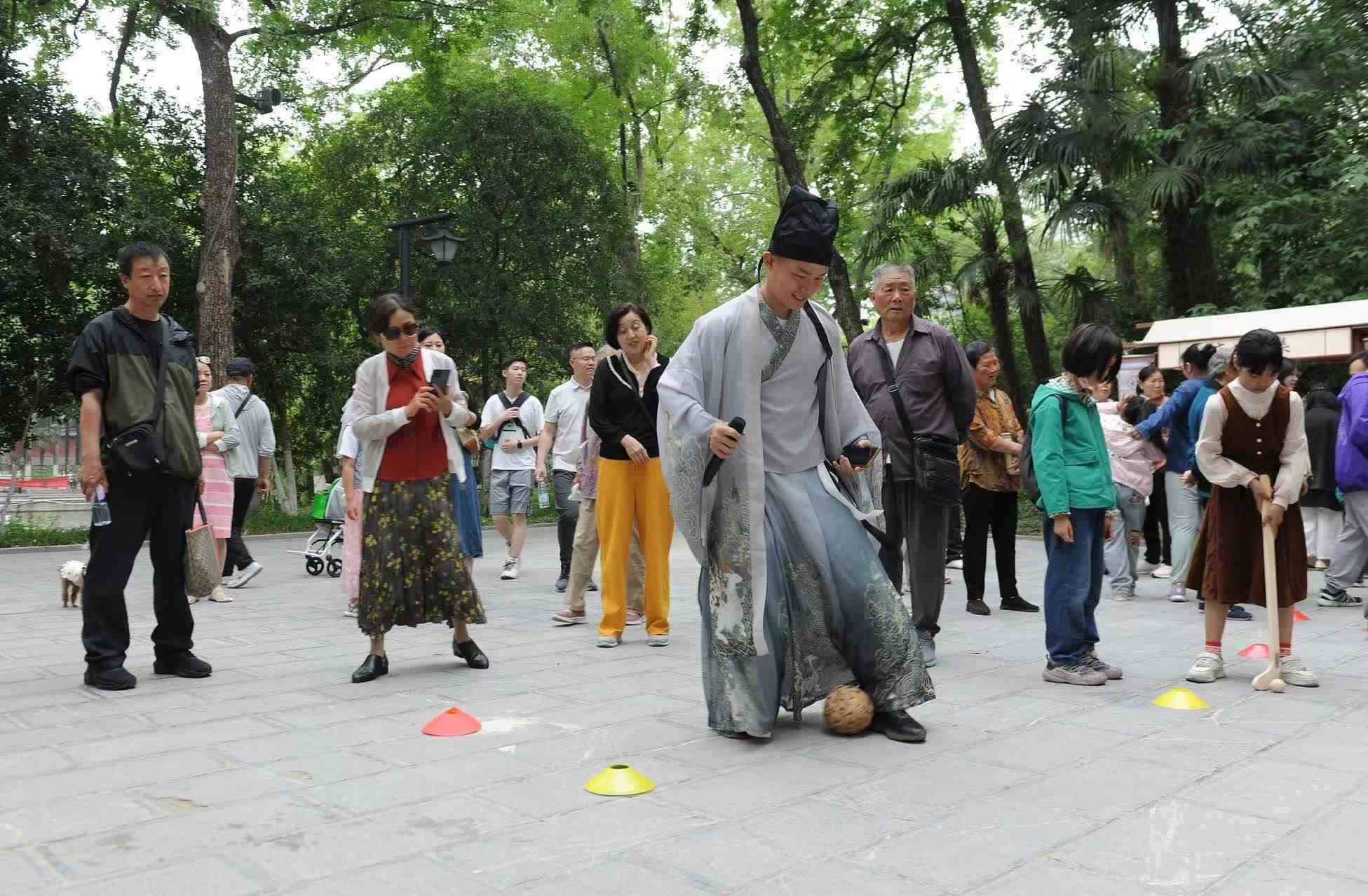 2025年5月3日，安徽省合肥市包公園景區(qū)，游客正在參與“蹴鞠”體育活動。（圖片來源：視覺中國）