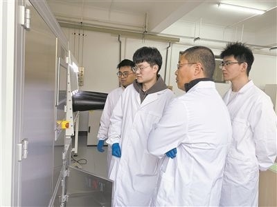 圖為安工大材料科學(xué)與工程學(xué)院碩士研究生余威（右一）在實(shí)驗(yàn)室開展研究。安工大供圖