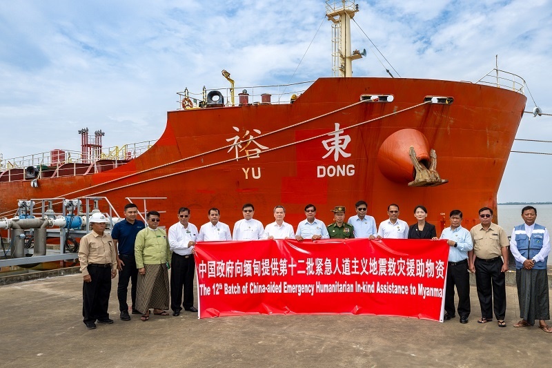 中國(guó)駐緬大使館歐陽(yáng)道冰參贊、仰光省首席部長(zhǎng)梭登及緬有關(guān)部門官員出席交接儀式。人民網(wǎng)記者 謝佳君攝