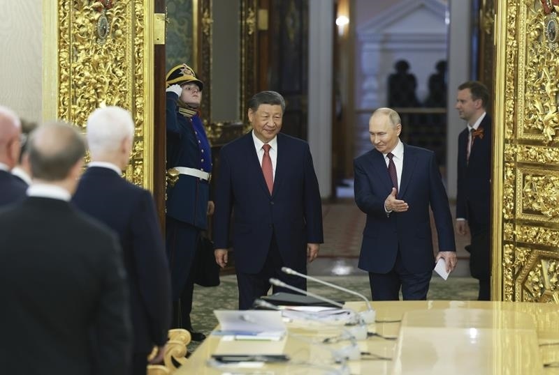 △當(dāng)?shù)貢r間5月8日，俄羅斯總統(tǒng)普京同習(xí)近平主席在莫斯科克里姆林宮舉行會談。這是兩國元首步入會場。