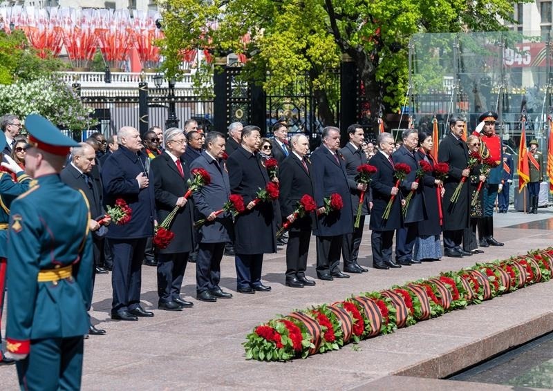 △當(dāng)?shù)貢r間5月9日，紀(jì)念蘇聯(lián)偉大衛(wèi)國戰(zhàn)爭勝利80周年慶典結(jié)束后，習(xí)近平主席同其他國家領(lǐng)導(dǎo)人一起從紅場來到亞歷山大花園，向無名烈士墓獻(xiàn)花，并肅立默哀。