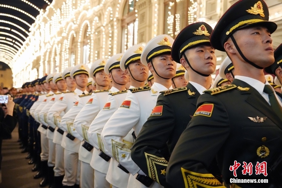當(dāng)?shù)貢r(shí)間5月3日晚，俄羅斯首都莫斯科，俄羅斯紀(jì)念衛(wèi)國(guó)戰(zhàn)爭(zhēng)勝利80周年閱兵式第二次彩排，中國(guó)人民解放軍儀仗司禮大隊(duì)震撼亮相，受到華僑華人、留學(xué)生和當(dāng)?shù)孛癖姛崃覛g迎。中新社記者 田冰 攝