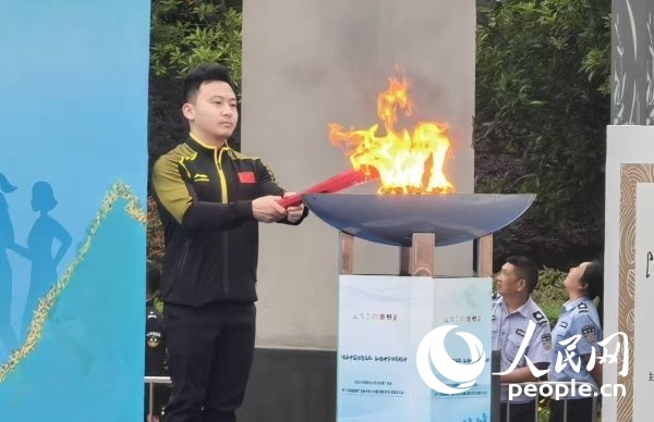 在活動(dòng)開幕式上，馮喆點(diǎn)燃火炬。人民網(wǎng)記者 楊磊攝