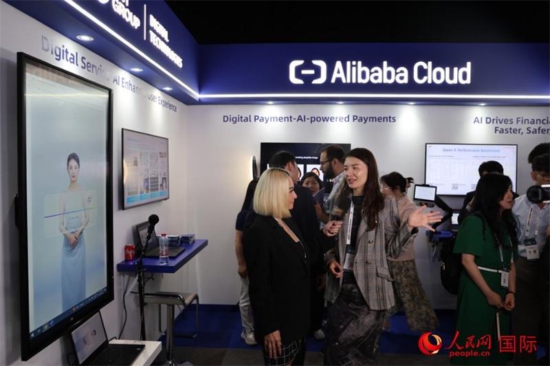 當?shù)孛襟w在2025迪拜金融科技峰會的一家中資企業(yè)展廳采訪，張志文攝