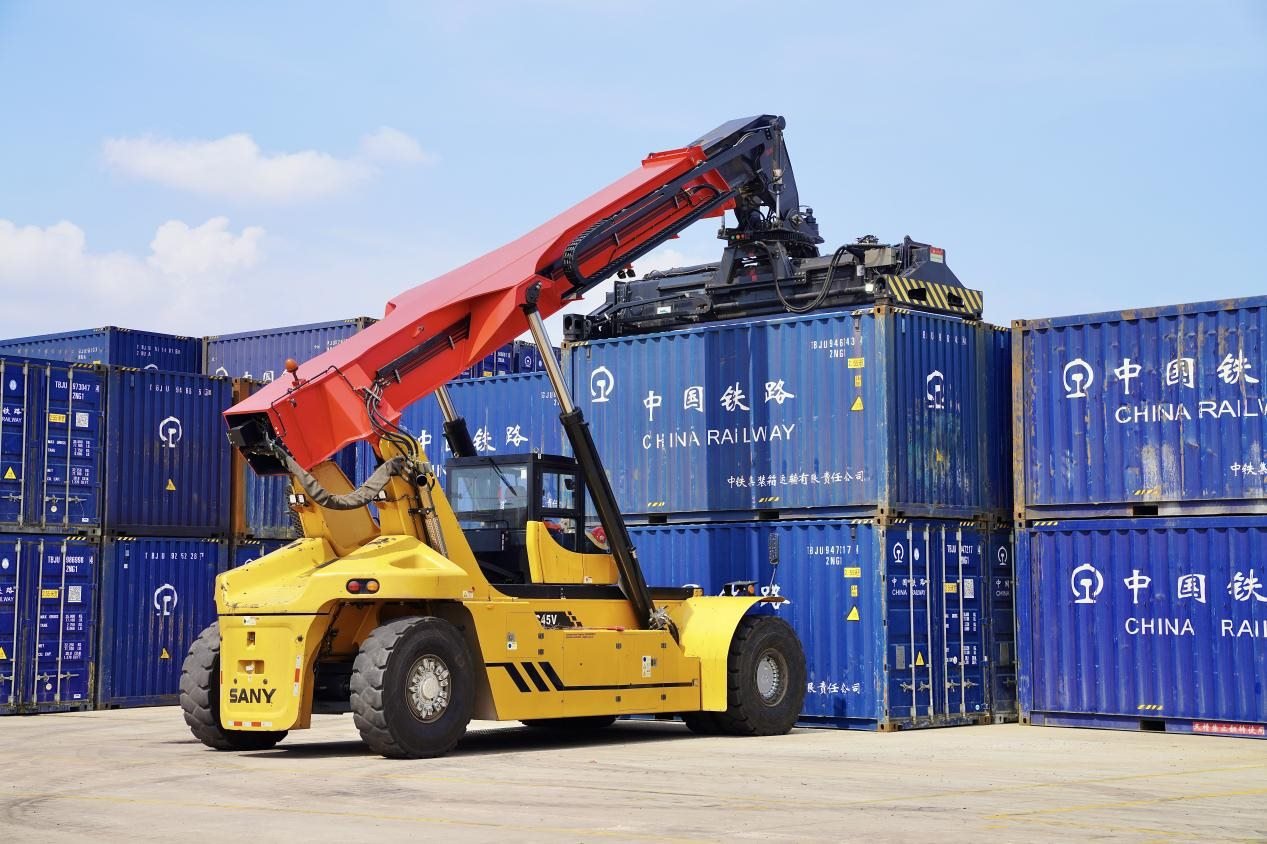 在中老鐵路萬象南鐵路貨運(yùn)口岸站，起重機(jī)正在吊裝集裝箱。劉瑩嘉攝