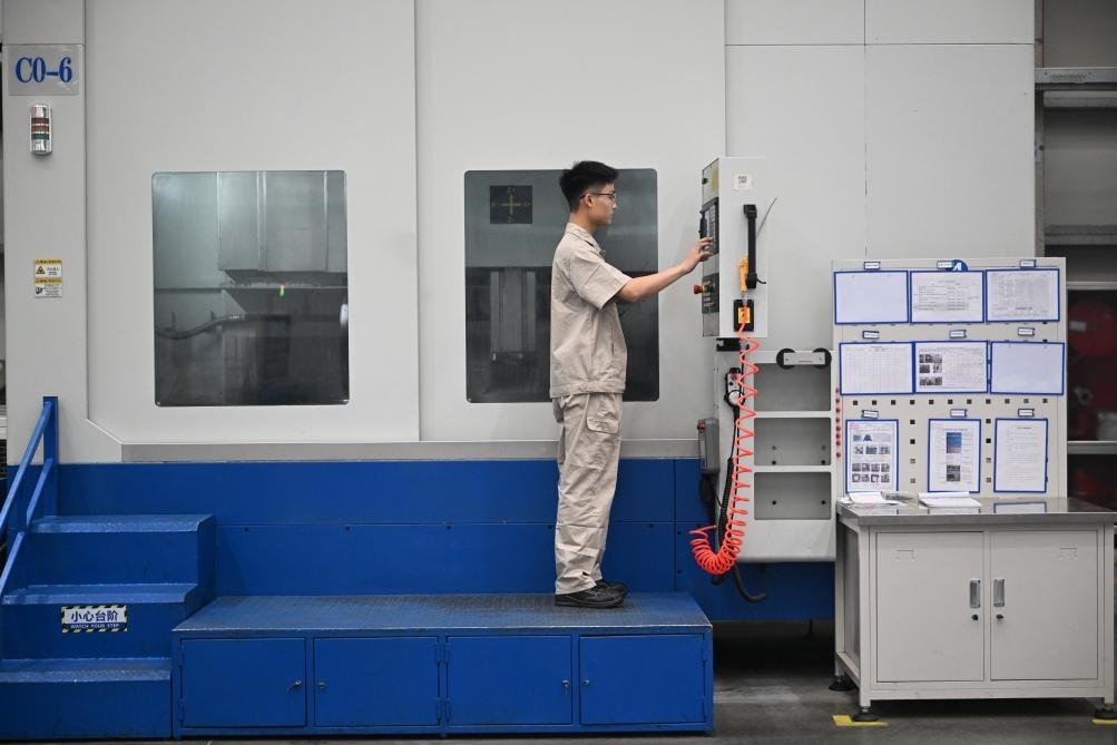 近日，工人在洛陽軸承集團股份有限公司的智能生產(chǎn)線上作業(yè)。新華社記者 李嘉南 攝