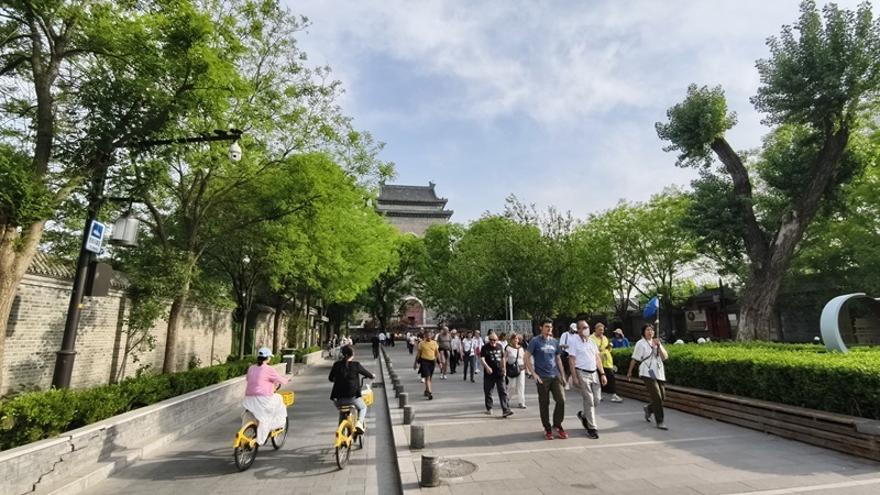 外國(guó)游客游覽北京鼓樓。人民網(wǎng)記者 李楠樺攝