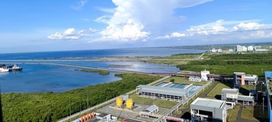 這是5月18日拍攝的紅樹(shù)林環(huán)繞的爪哇7號(hào)燃煤電站。記者 曹凱 攝