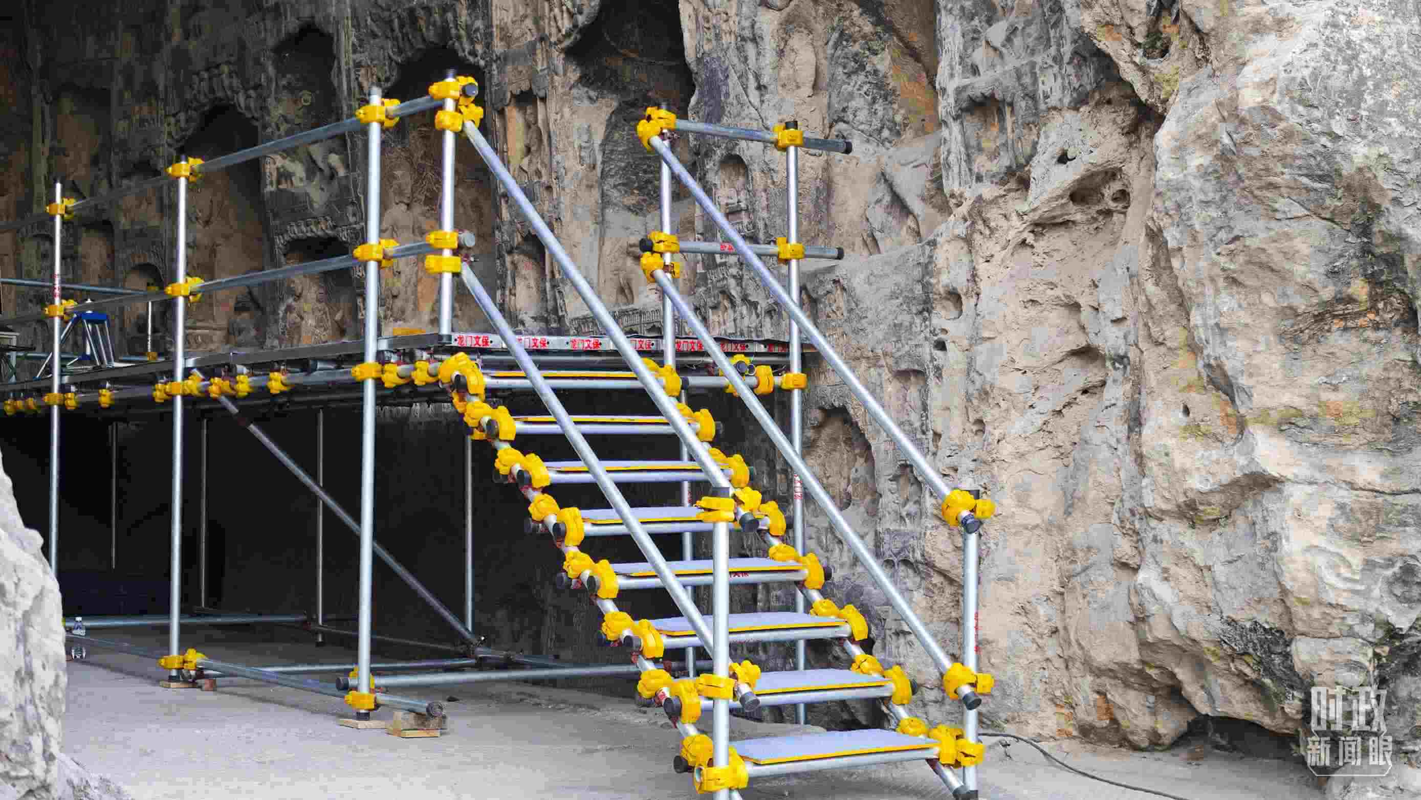 △龍門石窟古陽洞文物修護(hù)現(xiàn)場。（總臺央廣記者潘毅拍攝）