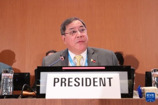 5月20日，在瑞士日內瓦，第78屆世界衛(wèi)生大會主席赫爾博薩宣布審議通過“大流行協(xié)定”。新華社記者 杜哲宇 攝