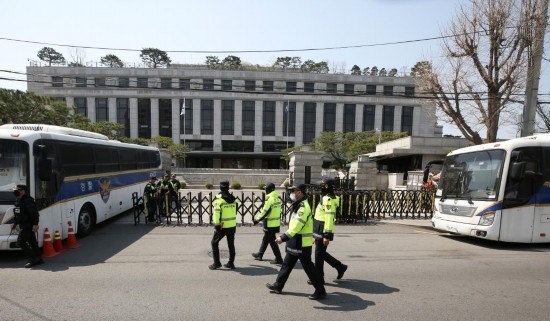 4月3日，在韓國首爾，警察在韓國憲法法院前執(zhí)勤。新華社記者姚琪琳攝