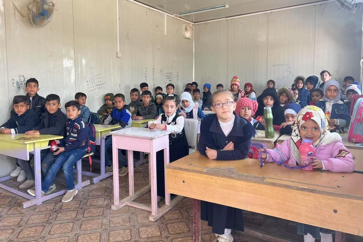 伊拉克卡爾巴拉省學(xué)生在簡(jiǎn)易板房?jī)?nèi)上課。中國(guó)電建供圖