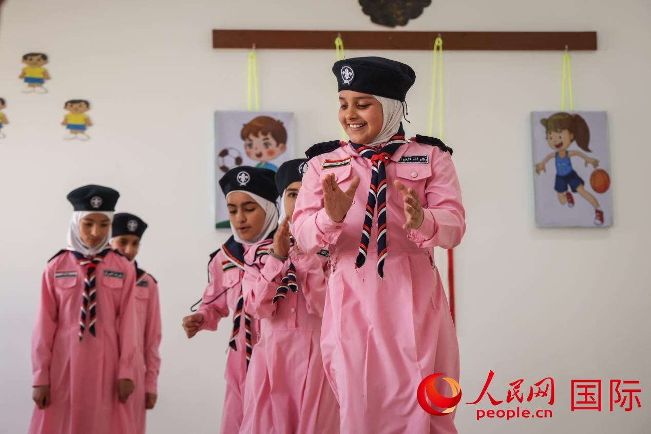 阿爾穆塔?阿里卡特國(guó)際學(xué)校的學(xué)生在展示課間活動(dòng)。人民網(wǎng)記者 薛丹攝