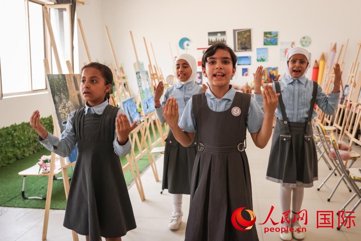 阿爾穆塔?阿里卡特國(guó)際學(xué)校的學(xué)生表演舞蹈。人民網(wǎng)記者 薛丹攝