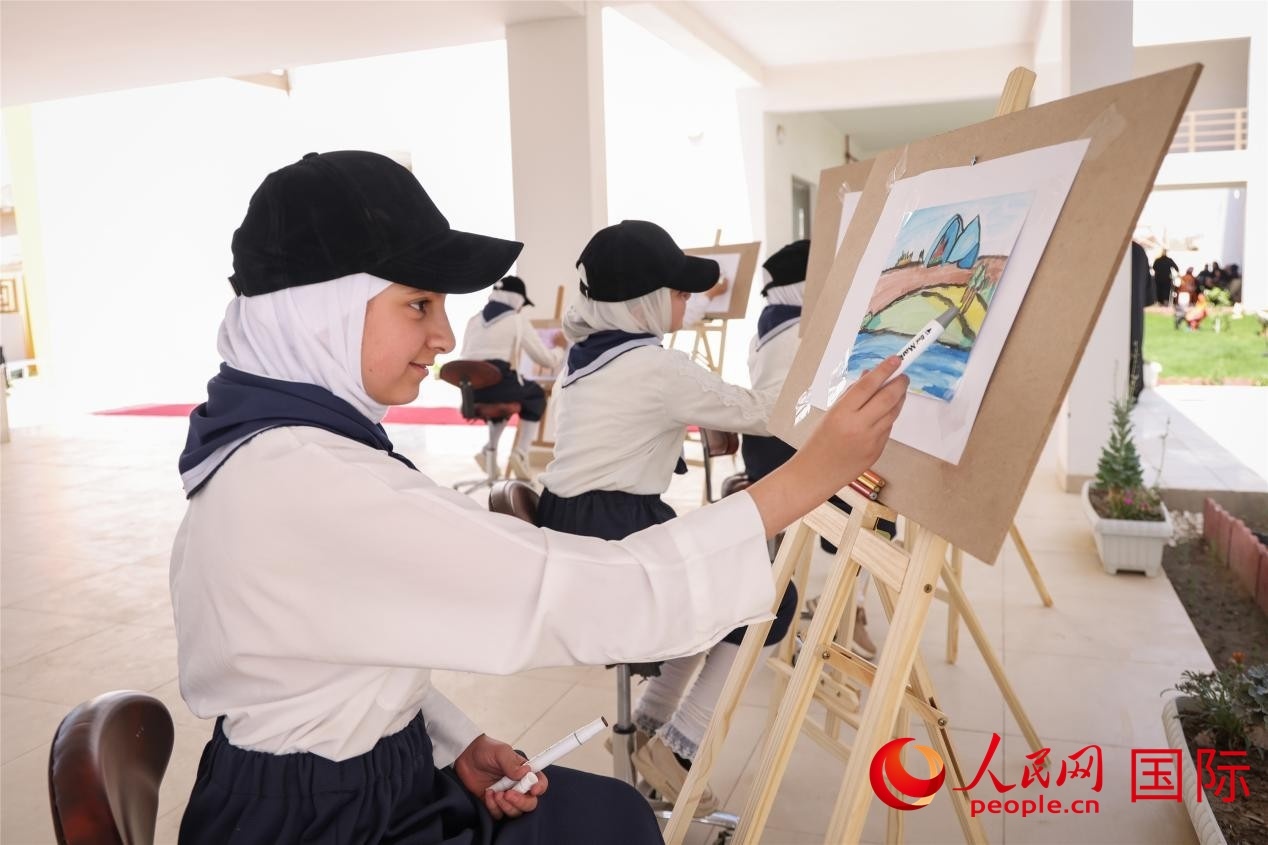 圖為阿爾·圖拉女子學(xué)校學(xué)生在上美術(shù)課。人民網(wǎng)記者 薛丹攝