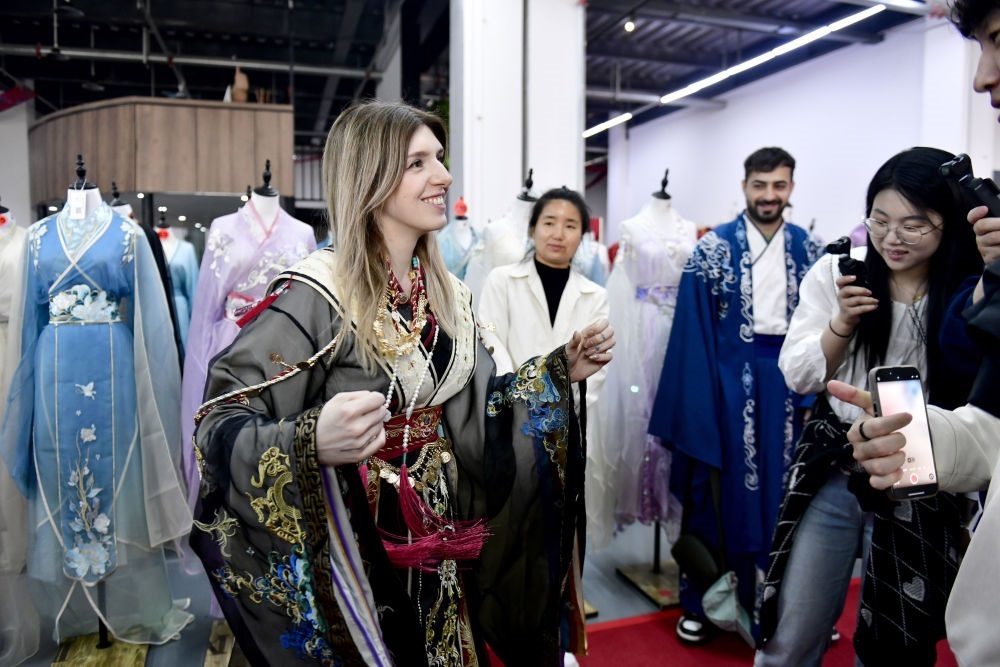 2025年4月8日，參加曹縣漢服文化節(jié)的意大利嘉賓卡米拉在試穿漢服。新華社記者郭緒雷 攝