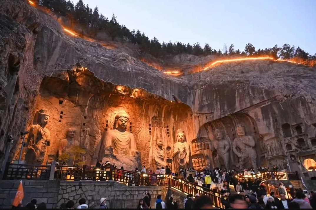 游客在龍門石窟參觀游覽。