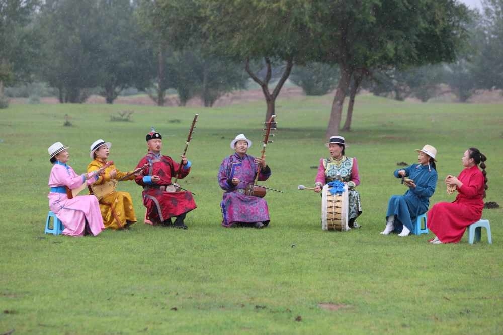 2024年7月16日，《格薩（斯）爾》史詩(shī)說(shuō)唱傳承人在內(nèi)蒙古赤峰市巴林右旗戶外表演。（胡斯楞攝）