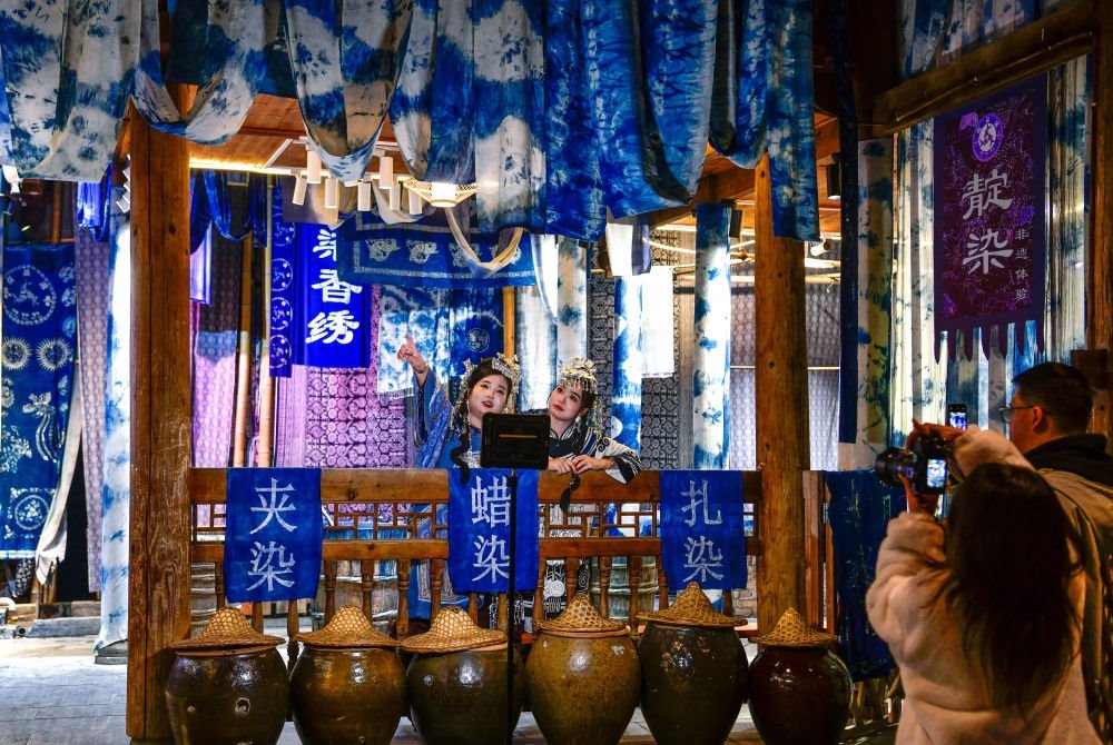 2025年3月17日，游客在貴州省黎平縣肇興侗寨里留影。新華社記者楊文斌 攝