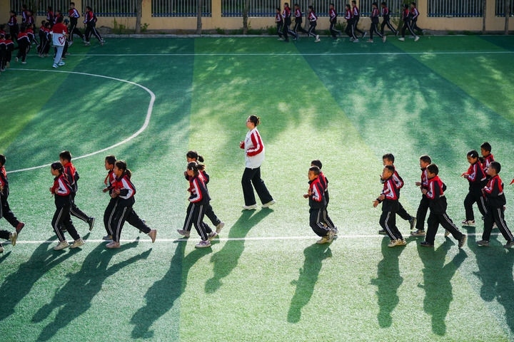 2025年4月24日，在新疆克州阿圖什市哈拉峻鄉(xiāng)謝依特小學(xué)，支教教師帶領(lǐng)學(xué)生晨跑。新華社記者 徐宏巖 攝