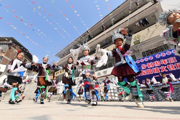 2025年3月25日，廣西柳州市融水苗族自治縣桿洞鄉(xiāng)中心小學(xué)學(xué)生在跳蘆笙踩堂舞。新華社記者 黃孝邦 攝