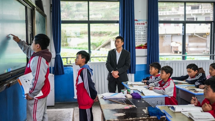 2024年11月21日，在地處烏蒙山區(qū)的貴州省六盤水市水城區(qū)亮巖小學(xué)，學(xué)生在供暖的教室內(nèi)學(xué)習(xí)。新華社記者 陶亮 攝