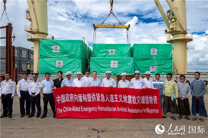5月25日，中國駐緬甸大使館參贊歐陽道冰、仰光省首席部長梭登及緬有關(guān)部門官員出席援緬第十五批緊急人道主義地震救災(zāi)物資交接儀式。人民網(wǎng)記者謝佳君攝