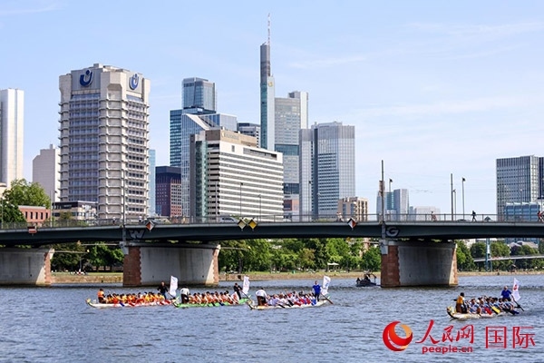 龍舟賽隊伍奮力揮槳、破浪前行。人民網(wǎng) 依琳攝