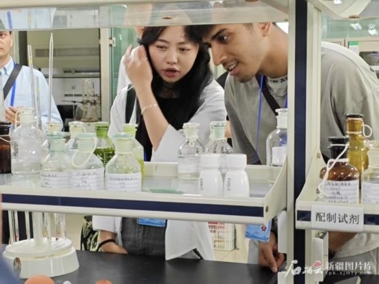 5月26日，2025上合組織國家媒體合作論壇嘉賓參觀新奇康藥業(yè)股份有限公司實(shí)驗(yàn)室。石榴云/新疆日?qǐng)?bào)記者 宋海波攝