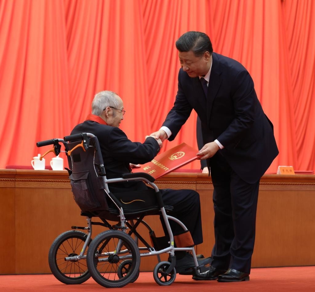2021年11月3日，2020年度國家科學(xué)技術(shù)獎(jiǎng)勵(lì)大會(huì)在北京人民大會(huì)堂隆重舉行。習(xí)近平總書記向獲得2020年度國家最高科學(xué)技術(shù)獎(jiǎng)的中國航空工業(yè)集團(tuán)有限公司顧誦芬院士頒獎(jiǎng)。新華社記者 龐興雷 攝
