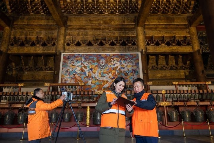 北京市測(cè)繪設(shè)計(jì)研究院團(tuán)隊(duì)在太廟測(cè)繪（2023年2月19日攝）。2020年9月起，北京市測(cè)繪設(shè)計(jì)研究院的技術(shù)團(tuán)隊(duì)開(kāi)展了北京中軸線遺產(chǎn)點(diǎn)實(shí)地測(cè)繪，從文物保護(hù)、環(huán)境整治、文物騰退等方面為北京中軸線申遺提供空間數(shù)據(jù)底板。