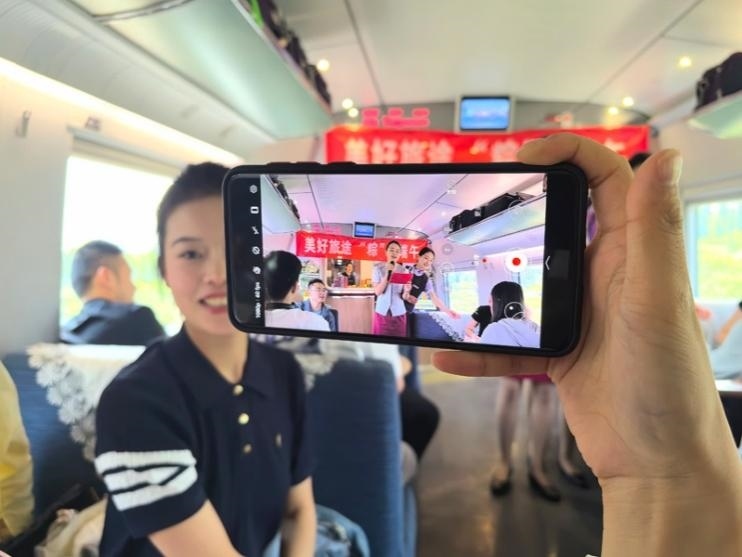 在活動中，旅客紛紛舉起手機拍攝。顏笑攝