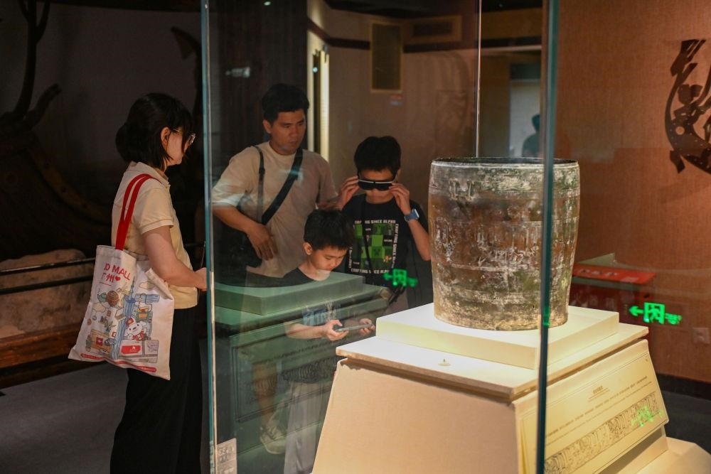 △2025年5月18日，游客在廣東廣州南越王博物院（王墓展區(qū)）體驗(yàn)AR眼鏡智慧導(dǎo)覽服務(wù)。