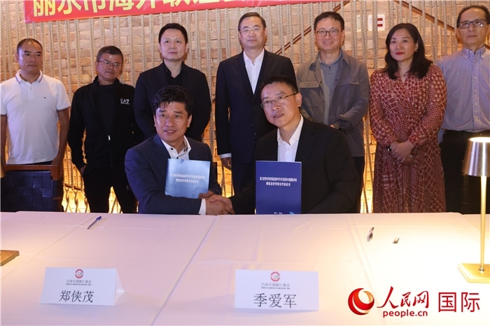 浙江省青田華僑實(shí)驗(yàn)高級中學(xué)與巴西里約中國國際學(xué)校在座談會上締結(jié)為友好學(xué)校，青田縣人民政府僑務(wù)辦公室主任季愛軍和擔(dān)任巴西里約中國國際學(xué)校董事長的鄭俠茂作為代表簽署協(xié)議。 人民網(wǎng)記者 時(shí)元皓攝