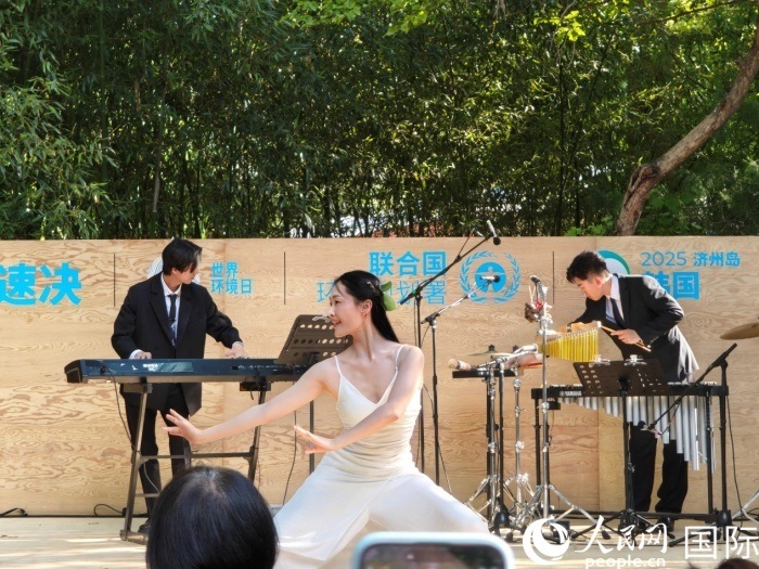 《舞，自然》舞蹈表演。人民網(wǎng)記者 李明攝