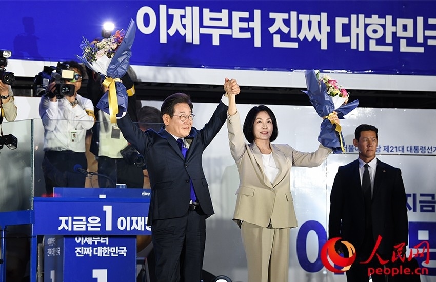 6月4日凌晨，確定當(dāng)選韓國總統(tǒng)的李在明舉手向歡呼的支持者們致意。 人民網(wǎng) 康炯彬攝